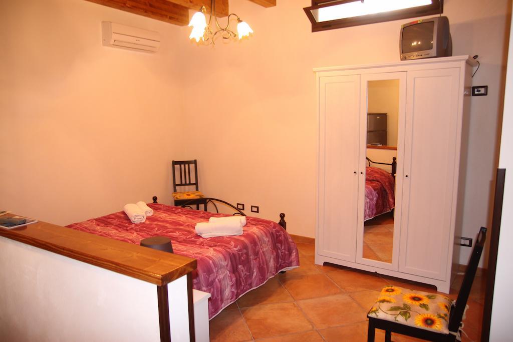 La Finestra Sotto La Rocca Apartment Cefalu Room photo